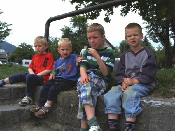 Kinder 2004 mit Spielkameraden